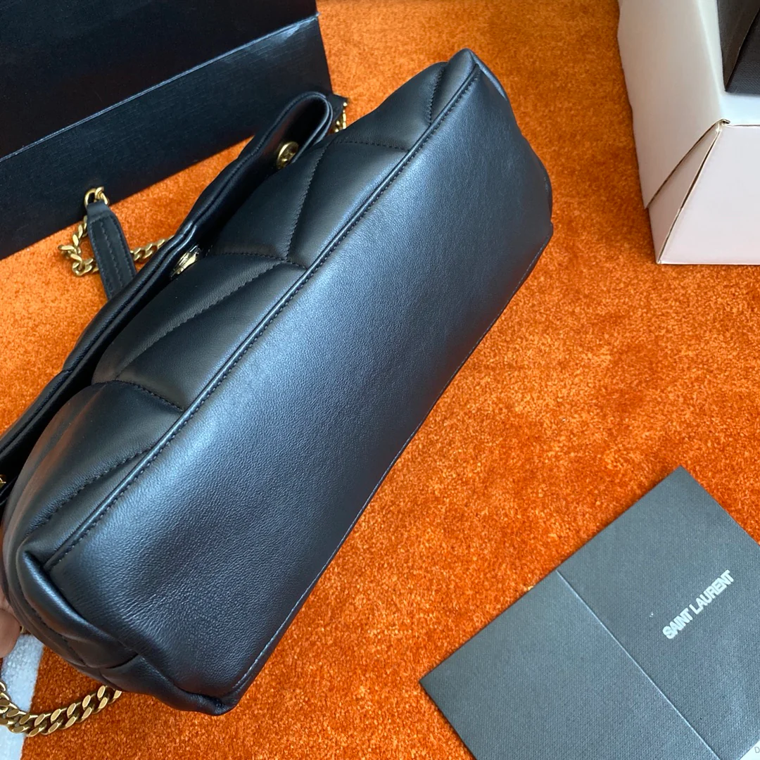 Сумка-пуховик YSL из овечьей кожи — черная с золотой пряжкой — маленькая.