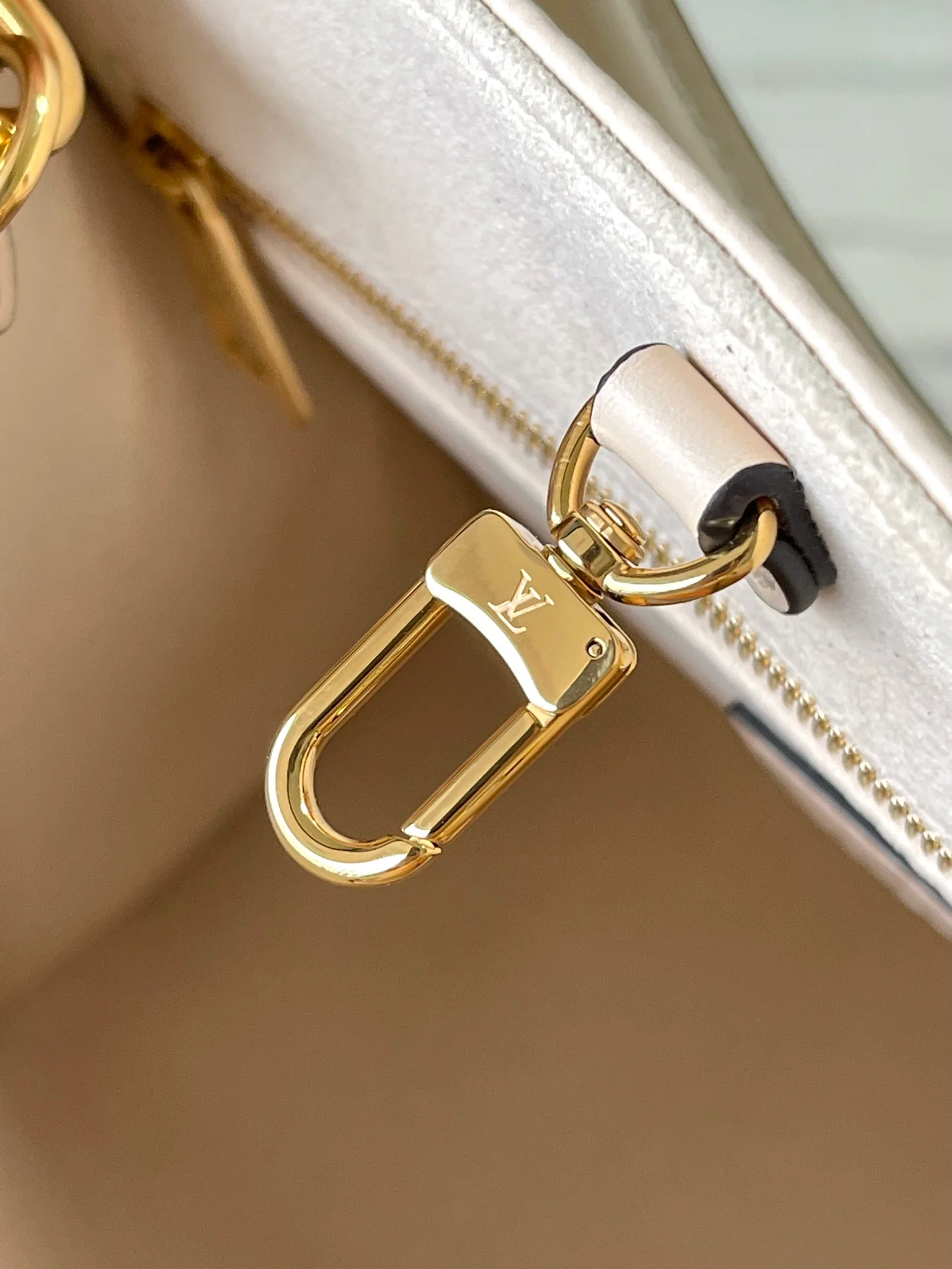 m46569-LV-onthego-pm-off-white