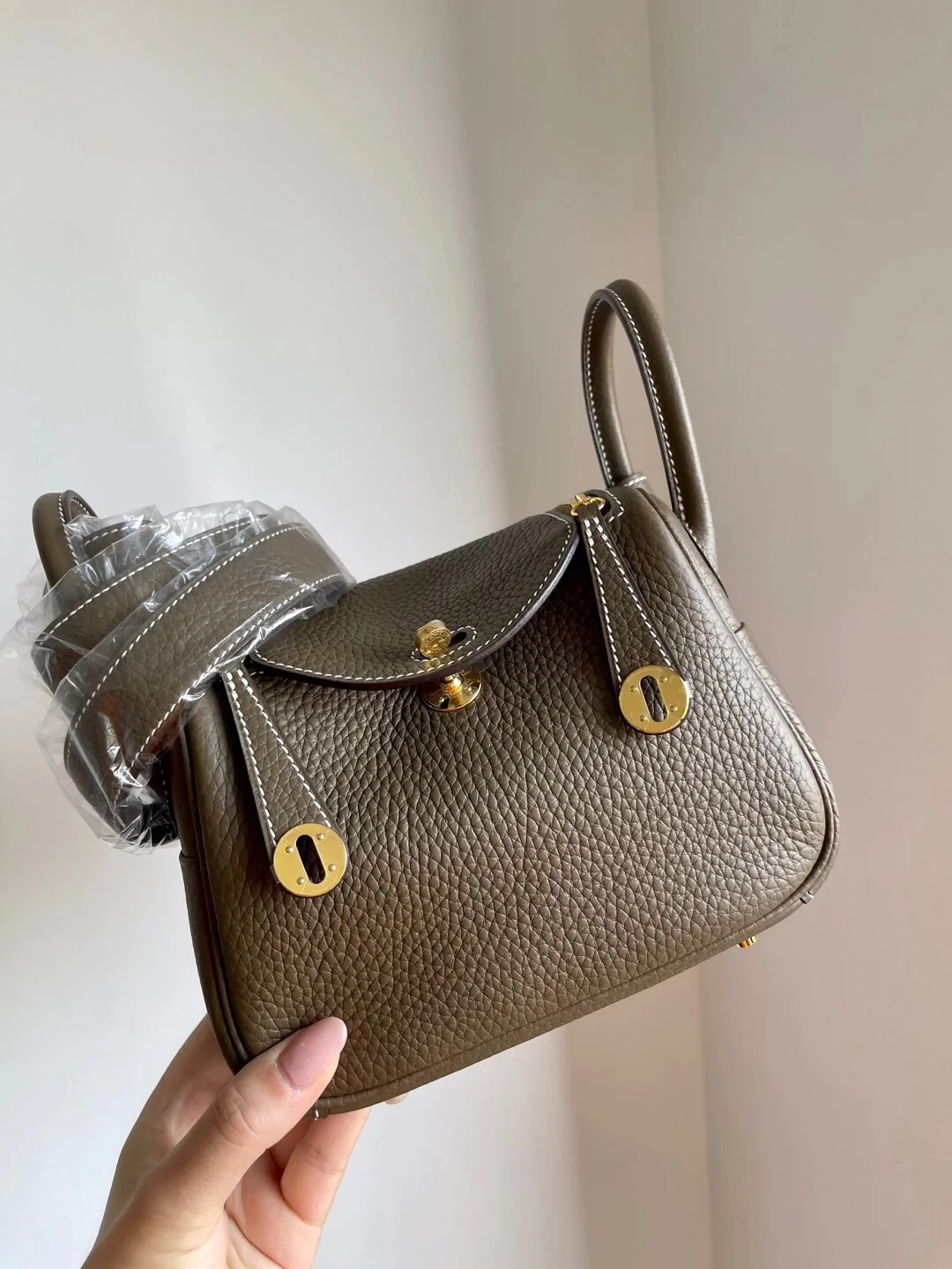 Hermes Lindy Миниатюрная пряжка серого цвета с изображением слона