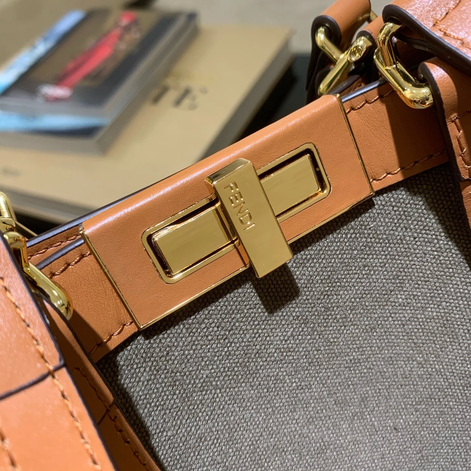 Сумка-тоут Fendi Peekaboo с холщовой ручкой