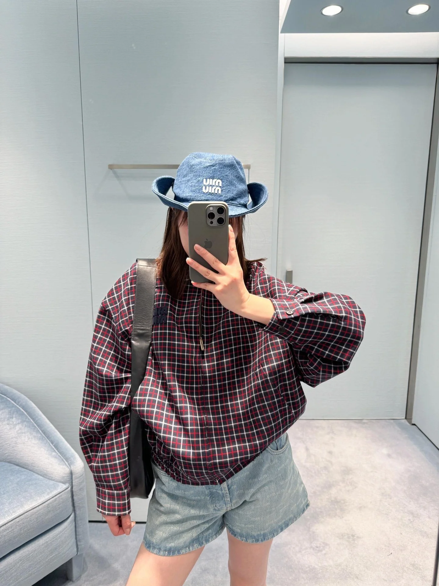 Miu Miu-2404-24 Новинка ранней весны. Шерстяная куртка в клетку с логотипом в виде букв, на лацканах и застежке-молнии.