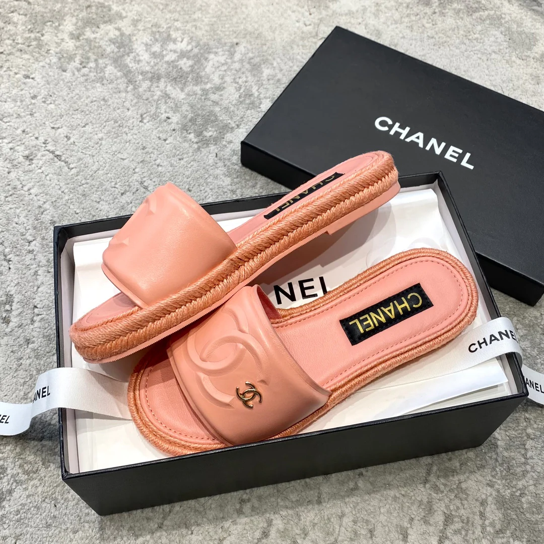 Новинка сезона весна/лето 2023 от Chanel - тапочки 3D Double C - розовые.