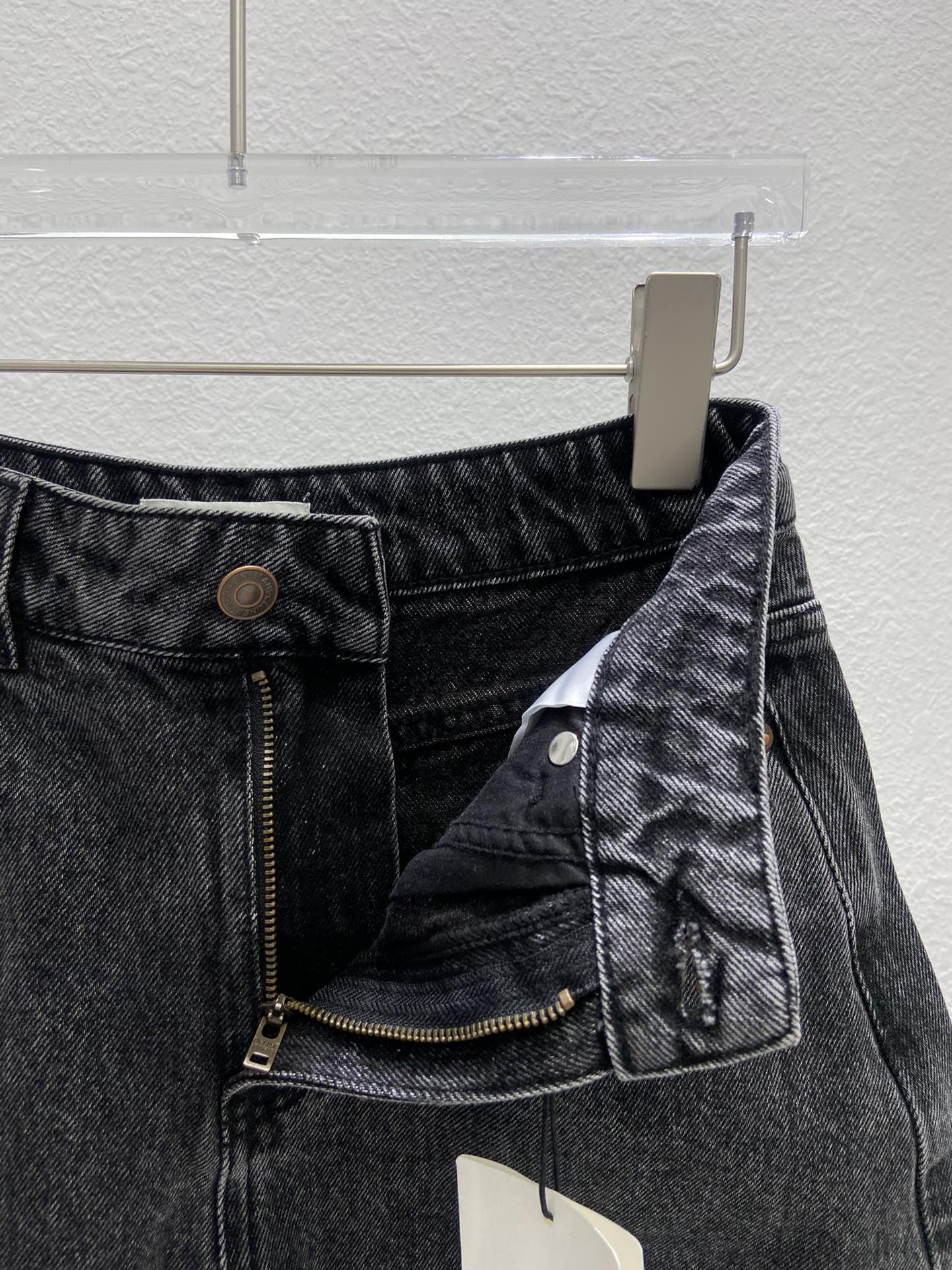 Celine 2404 - Джинсовые шорты с вышитым задним карманом - Черные