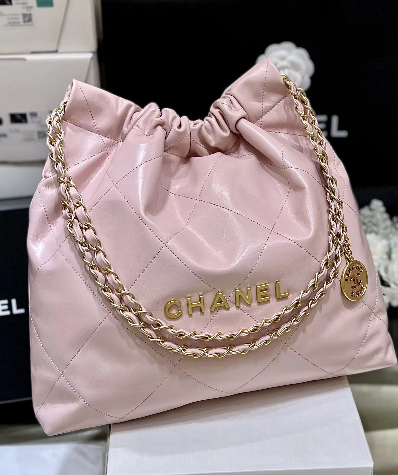 Новинка сезона весна/лето 2023 от Chanel - сумка 22 - средний размер - светло-розовый