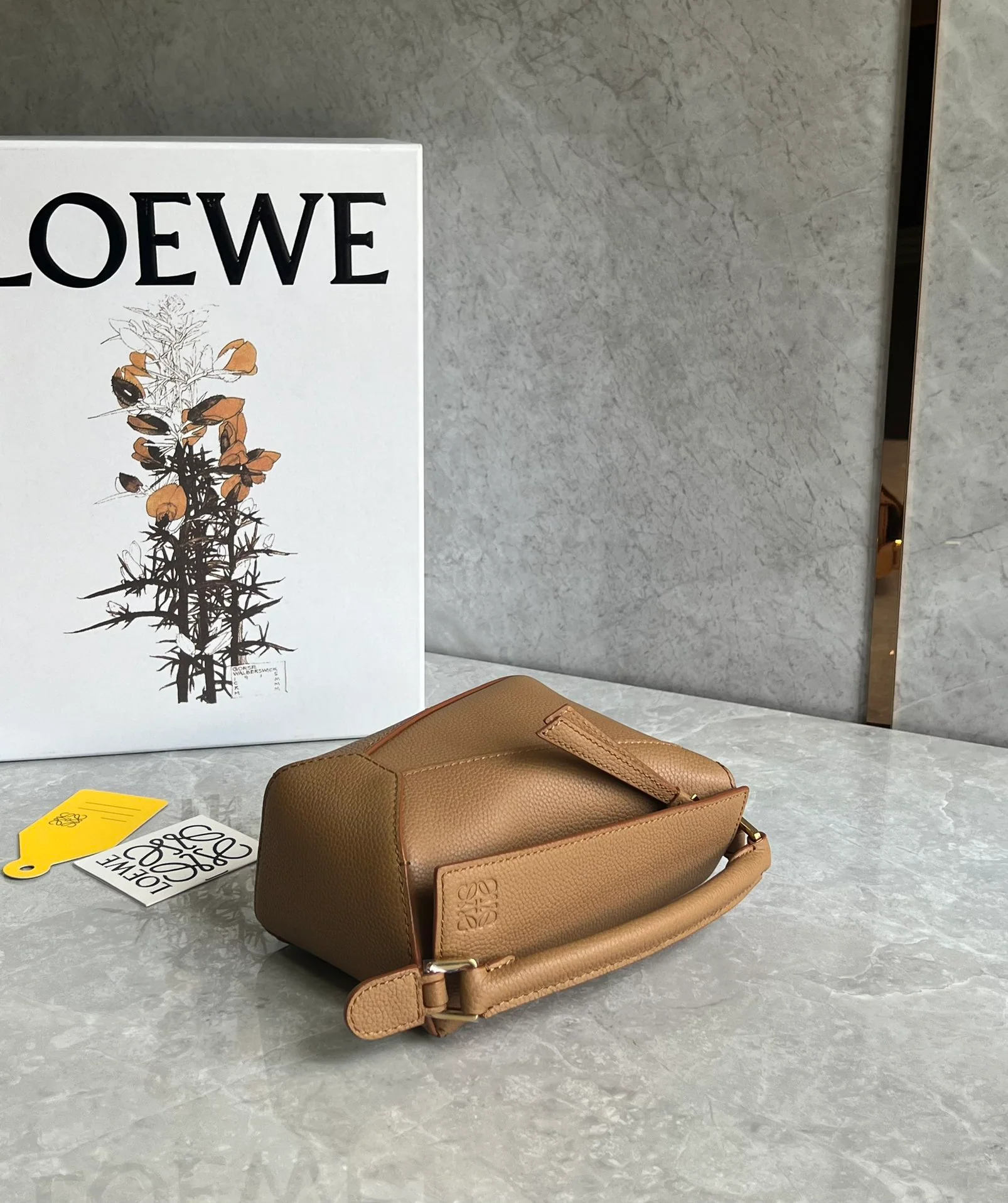Миниатюрная кожаная сумка Loewe Puzzle Mini