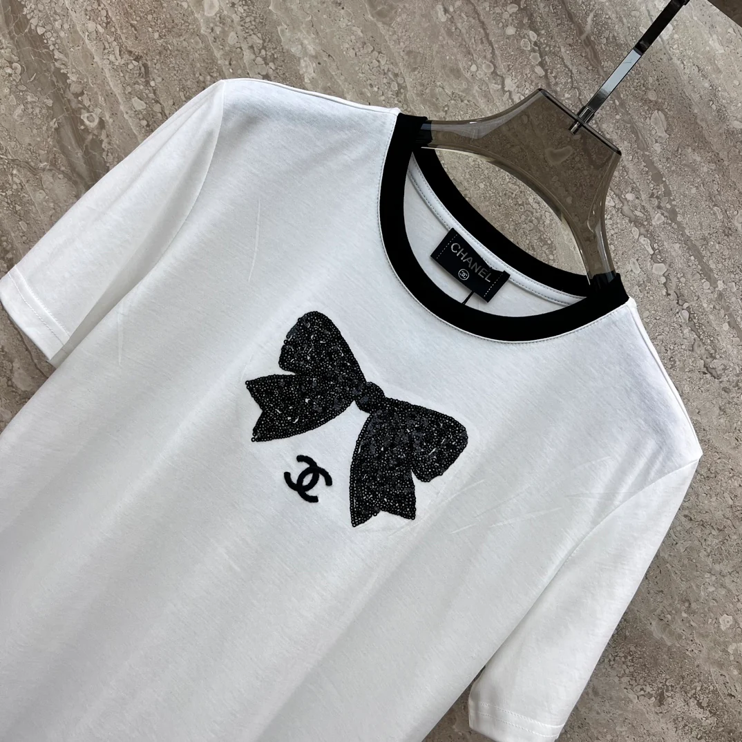 Футболка Chanel 2403 с коротким рукавом и вышитым бантом из пайеток