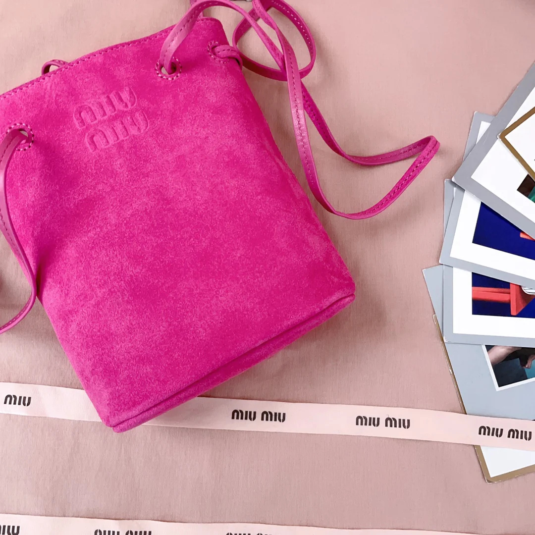 Мини-сумка-ведро Miu Miu 5nf460 из замши, персиково-розовая.