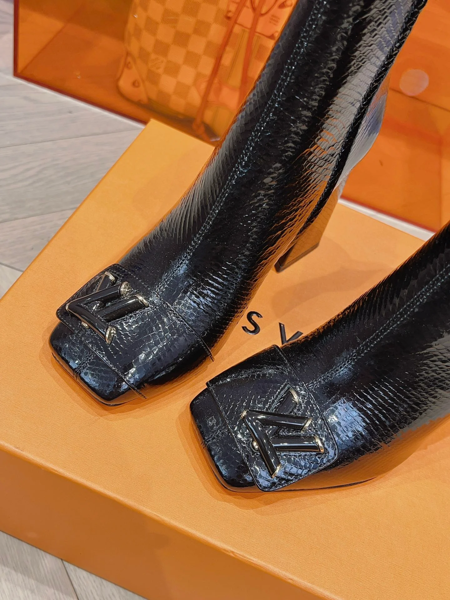 Новинка сезона осень/зима 2023 от LV - Ботильоны с подиума - Ботильоны на массивном высоком каблуке - Черный змеиный принт