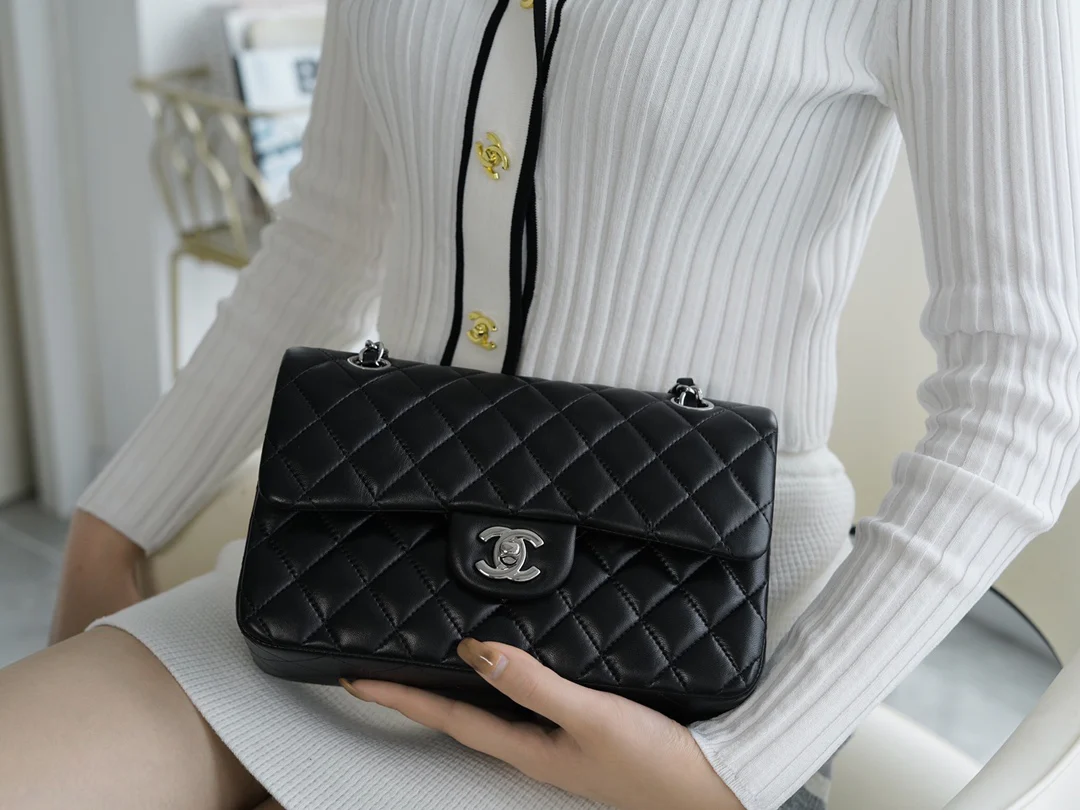 Сумка Chanel CF Medium - 23 см - из черной овечьей кожи с серебряной пряжкой - CF23