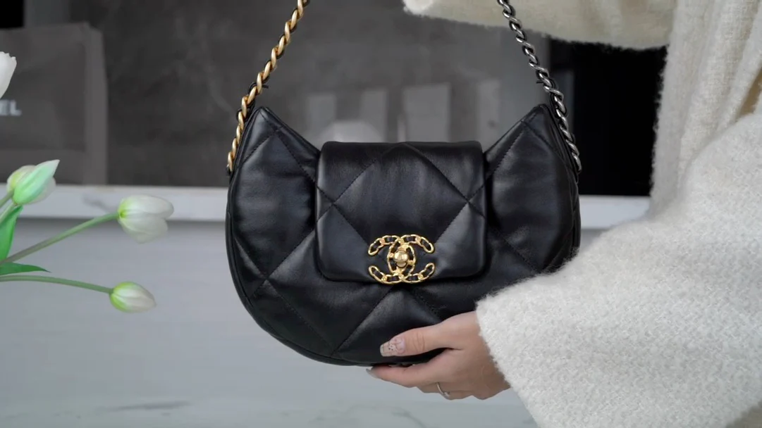 Новая коллекция Chanel ?Ранняя весна? — 24c — 19bag — сумка-хобо под мышкой — черная.