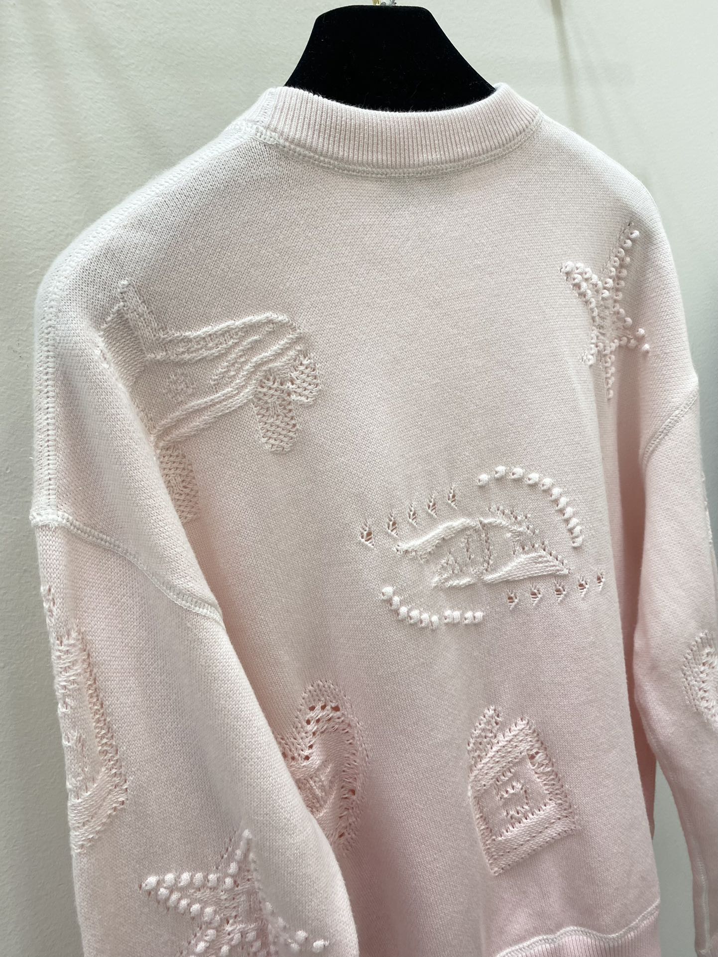 Chanel 2403 - Новый розовый трикотажный пуловер с круглым вырезом и перфорированным жаккардовым узором, с длинными рукавами.