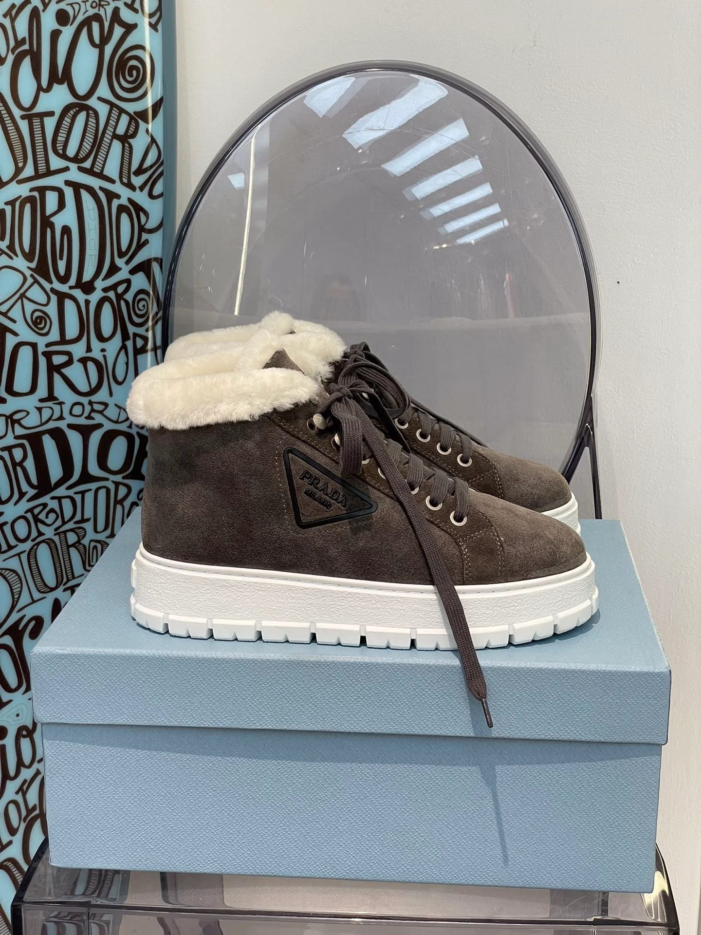 Новинка сезона осень/зима 2022 от Prada - Замшевые шерстяные кроссовки - Темно-зеленые