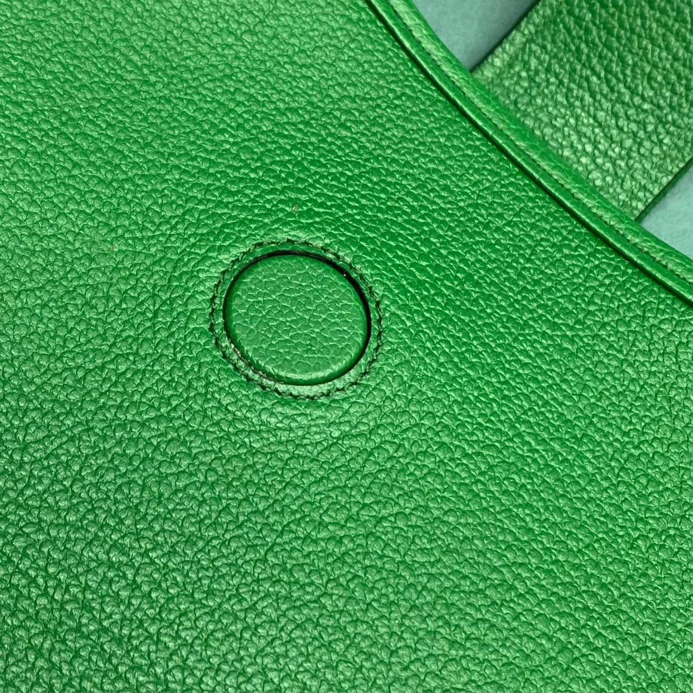 Весенняя коллекция Gucci 2023 — сумка через плечо ?Полумесяц?