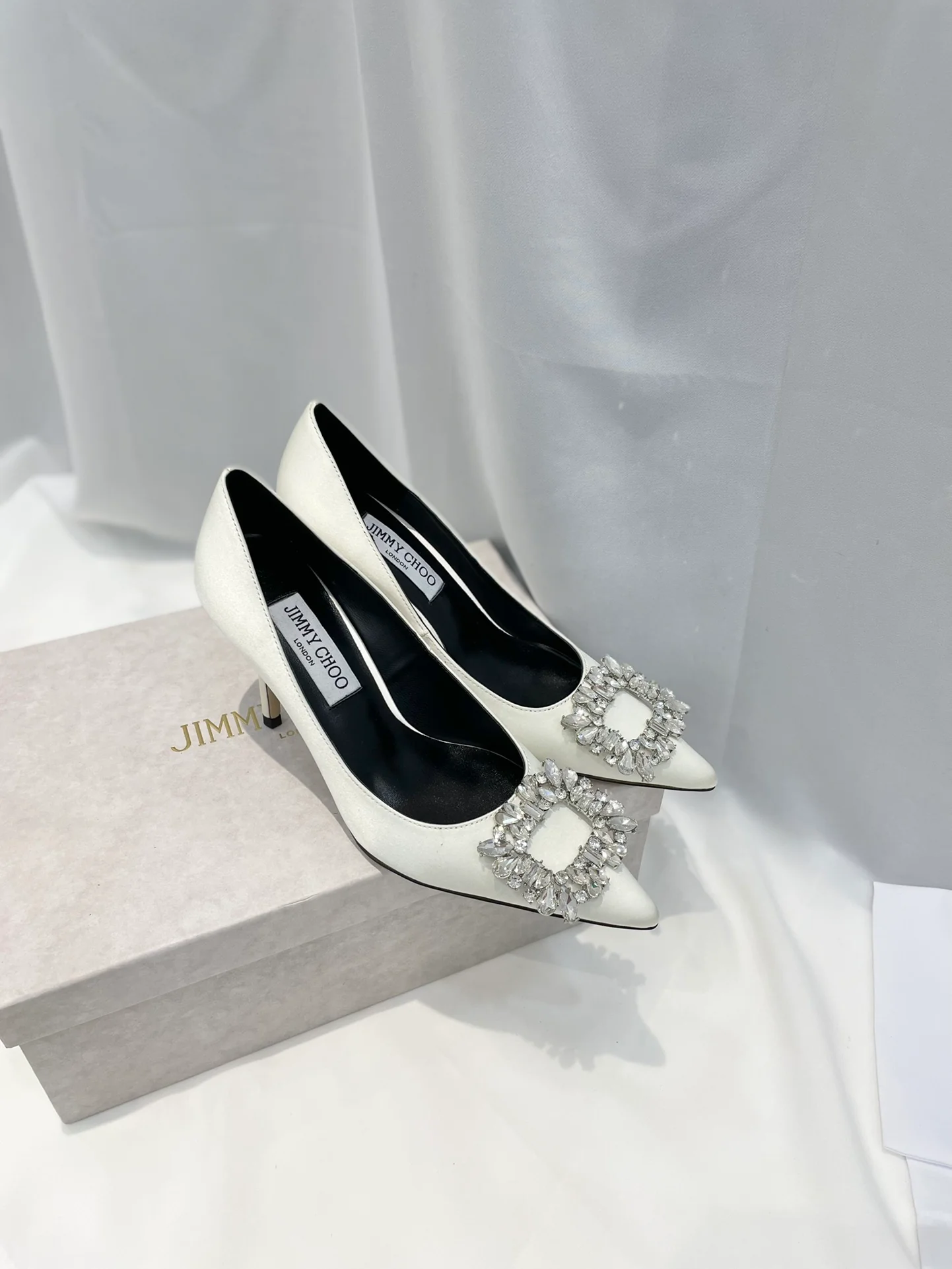 Серия Jimmy Goddess - Туфли на высоком каблуке с бриллиантовой пряжкой - Белые - 2 шт.