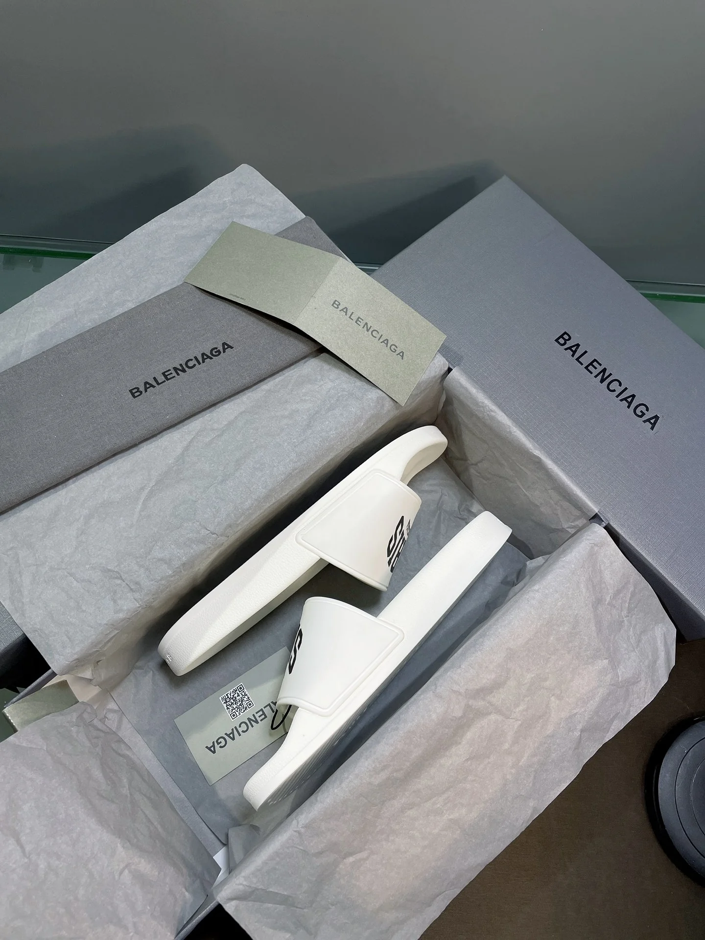 Balenciaga - Новинка 2022 года - Сандалии с эффектом памяти
