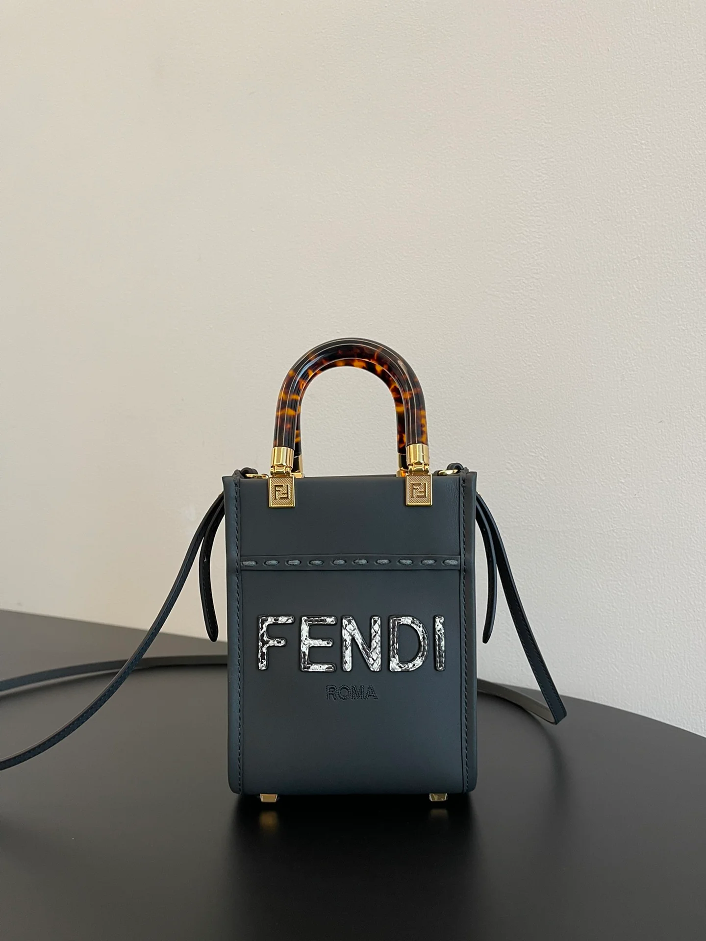 Сумка-тоут Fendi с логотипом Sunshine, маленькая, черная.