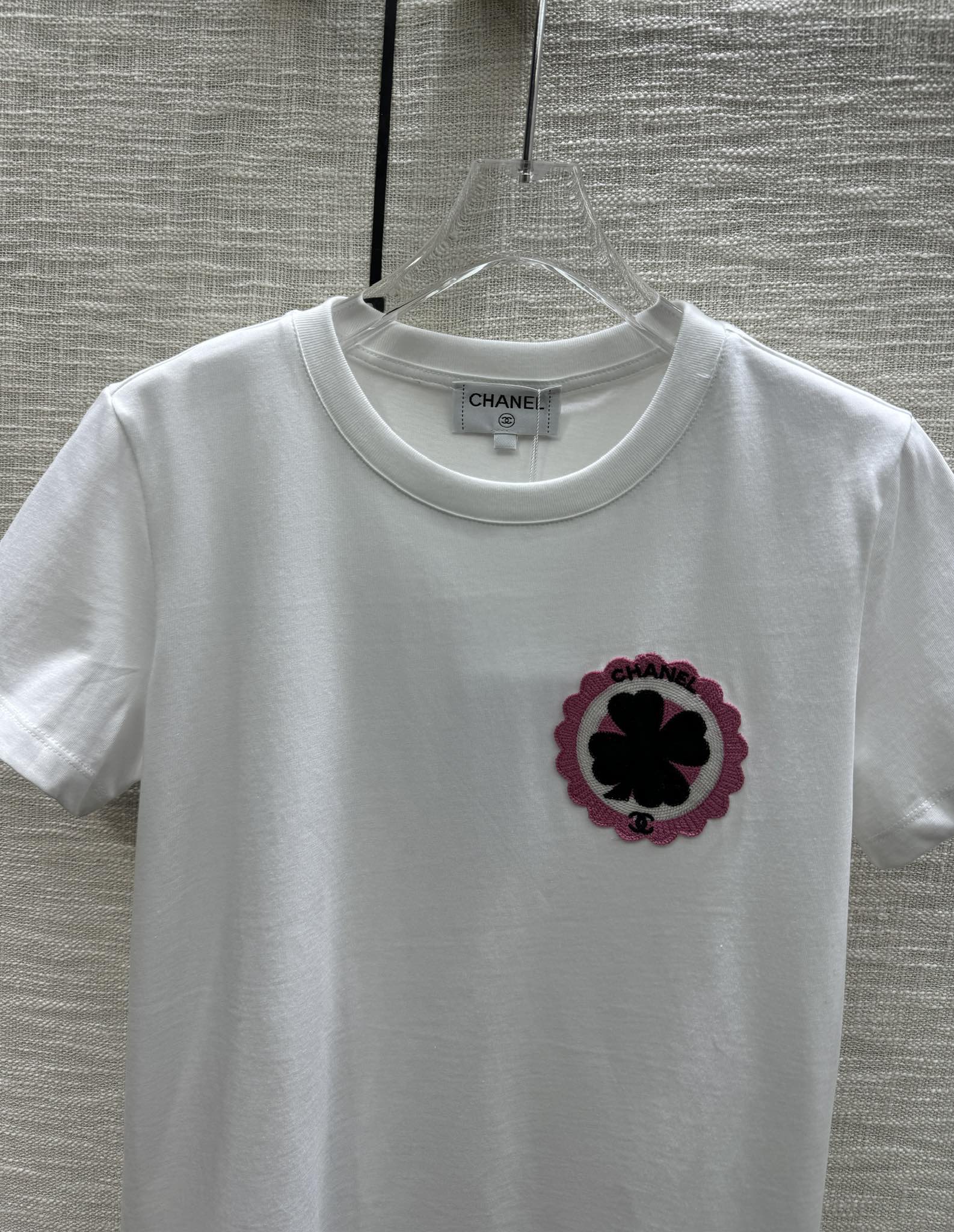 Футболка Chanel 2403 с вышитым четырехлистным клевером и круглым вырезом, с короткими рукавами - белая.