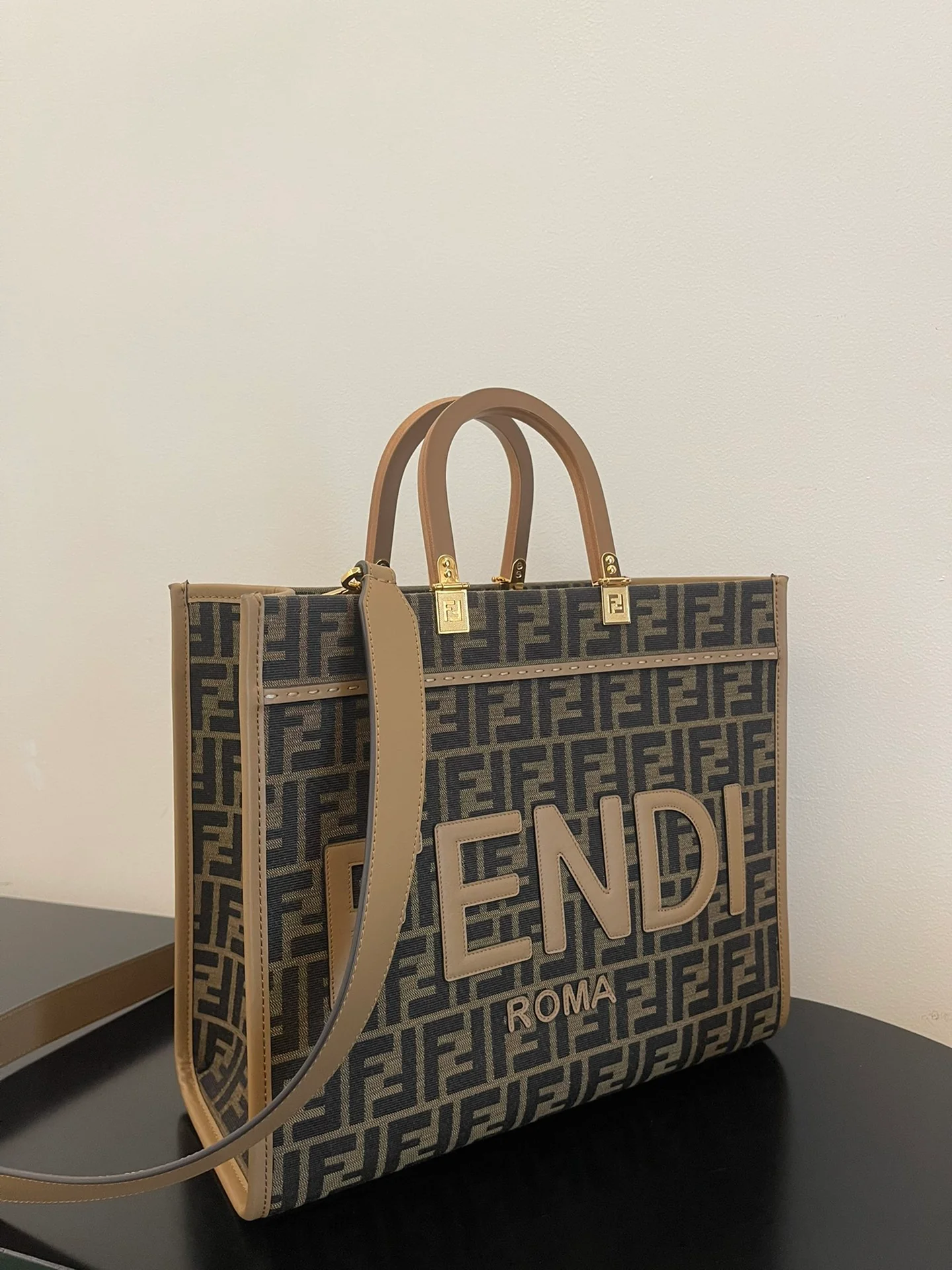 Сумка-тоут Fendi Sunshine Monogram - средний размер