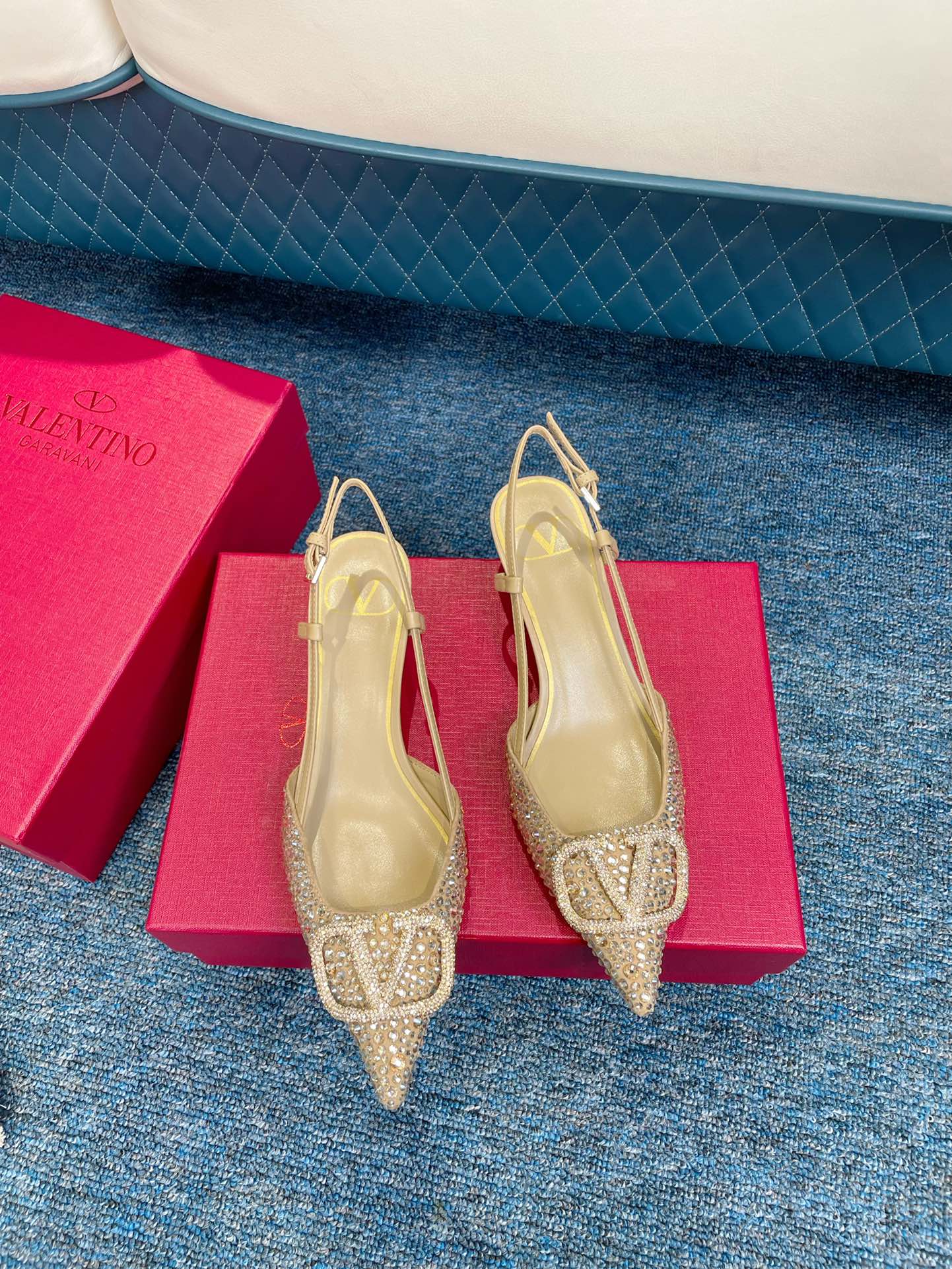 Новинка сезона весна/лето 2022 от Valentino: роскошные замшевые босоножки на высоком каблуке с острым носком и открытой пяткой, украшенные стразами.