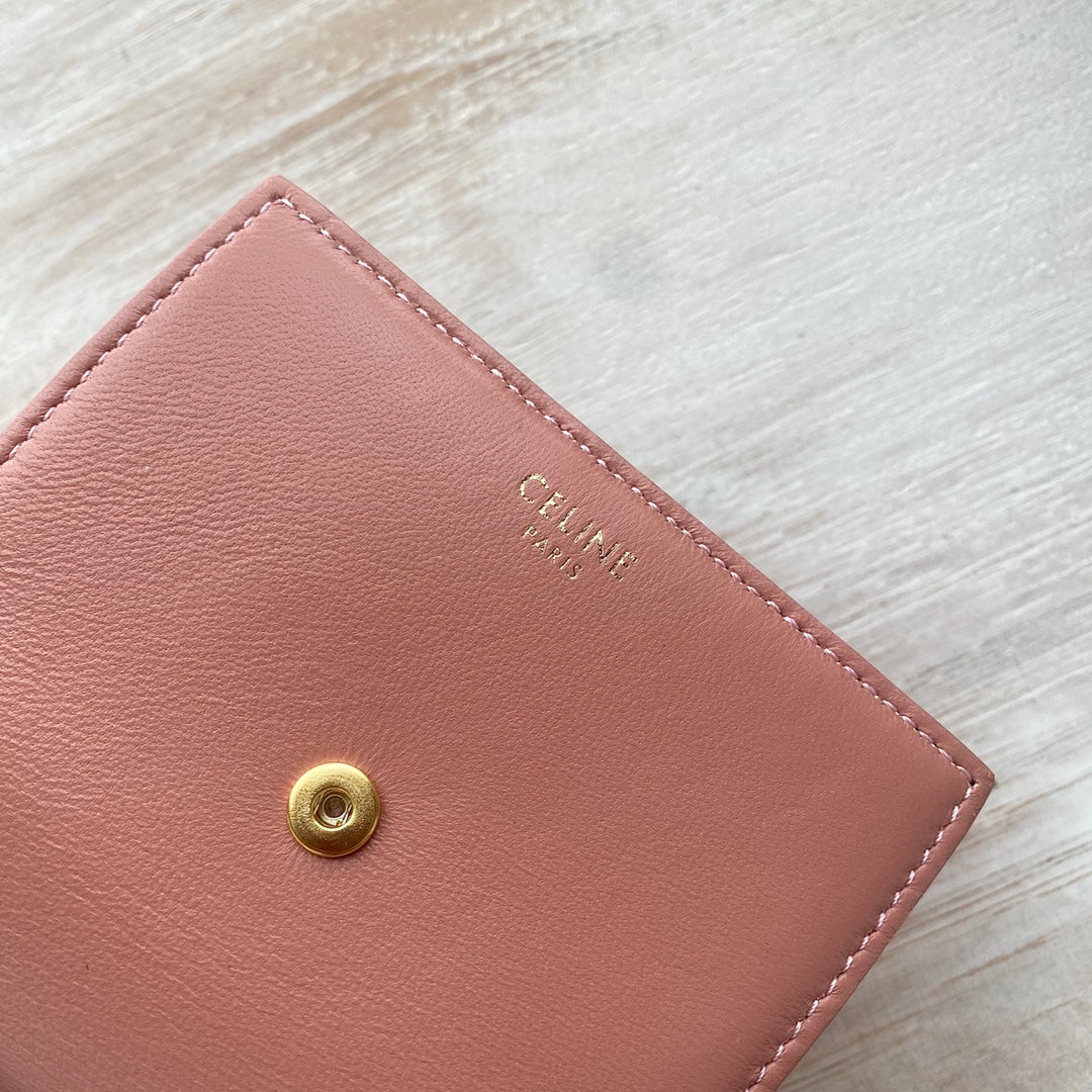 Маленький глянцевый кошелек Celine Triomphe с клапаном из овечьей кожи - розовый