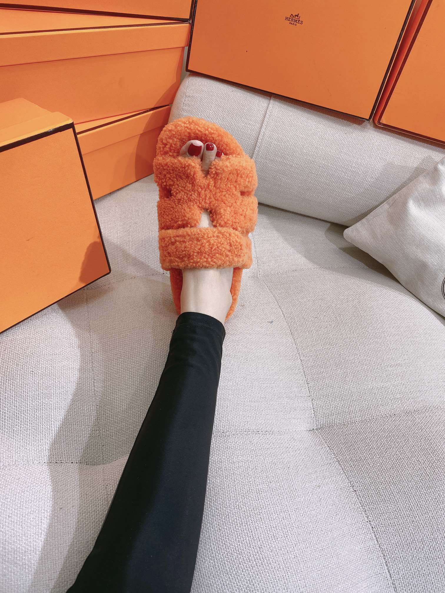 Новинка осенне-зимней коллекции Hermes 2022 — Домашние тапочки H-образной формы из овечьей шерсти и кожи (фотографии в носке).