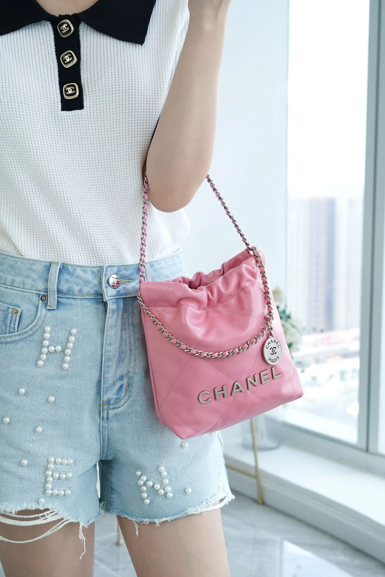 Новинка сезона весна/лето 2023 от Chanel - сумка 22 - мини - розовая с серебряной пряжкой