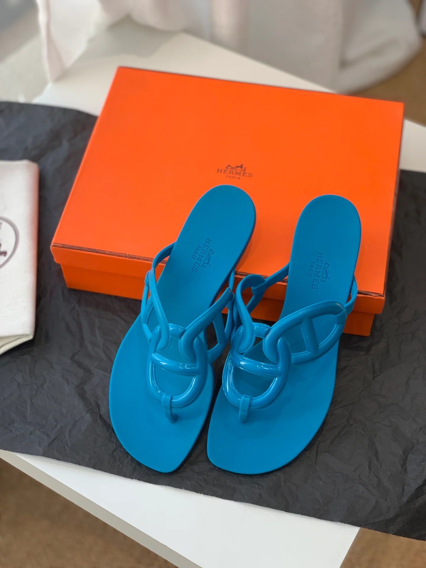 Новые шлепанцы Hermes-aloha с изображением свиного носа