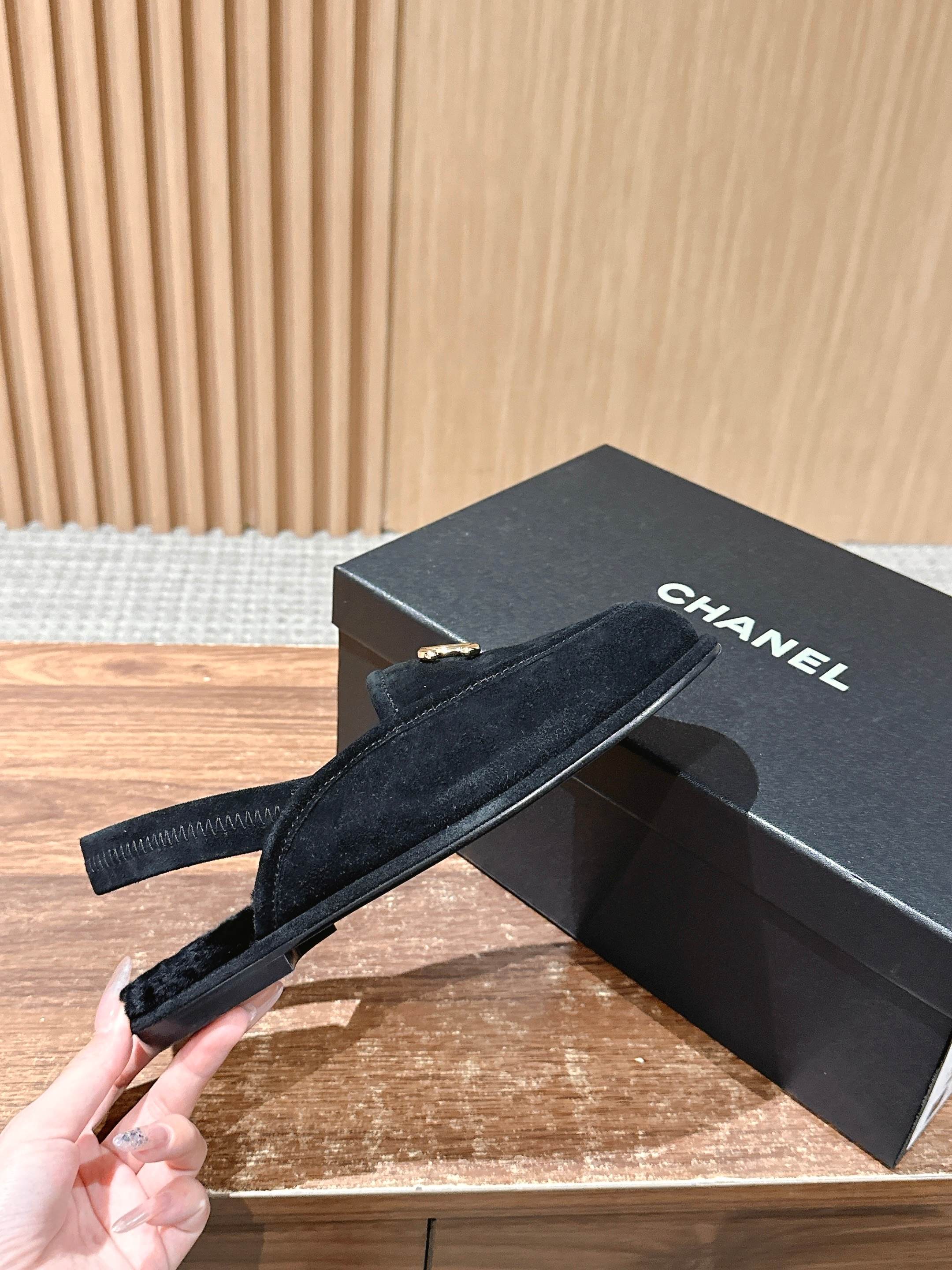 Новая коллекция Chanel 2025 года, начало осени: меховые туфли из черной замши.