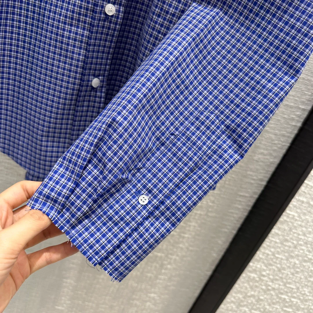 Новинки коллекции Miu Miu весна/лето 2024: самая модная клетчатая рубашка этого сезона.