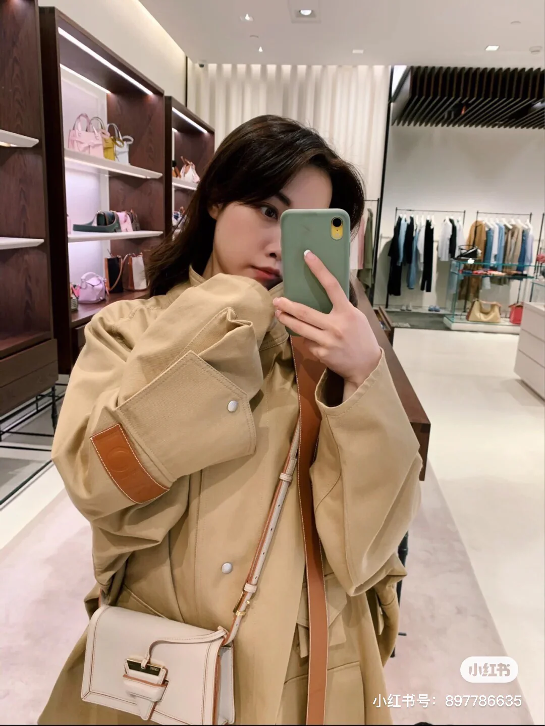 Сумка-треугольник Loewe, новая версия 2020 года, мини, цвет ?слоновая кость?.