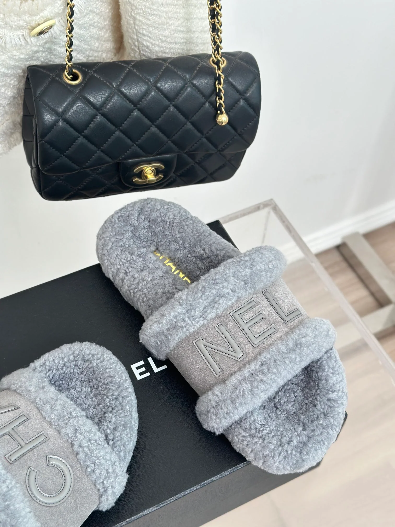 Новинка сезона осень/зима 2023 от Chanel — Меховые тапочки — Серые с буквенным рисунком