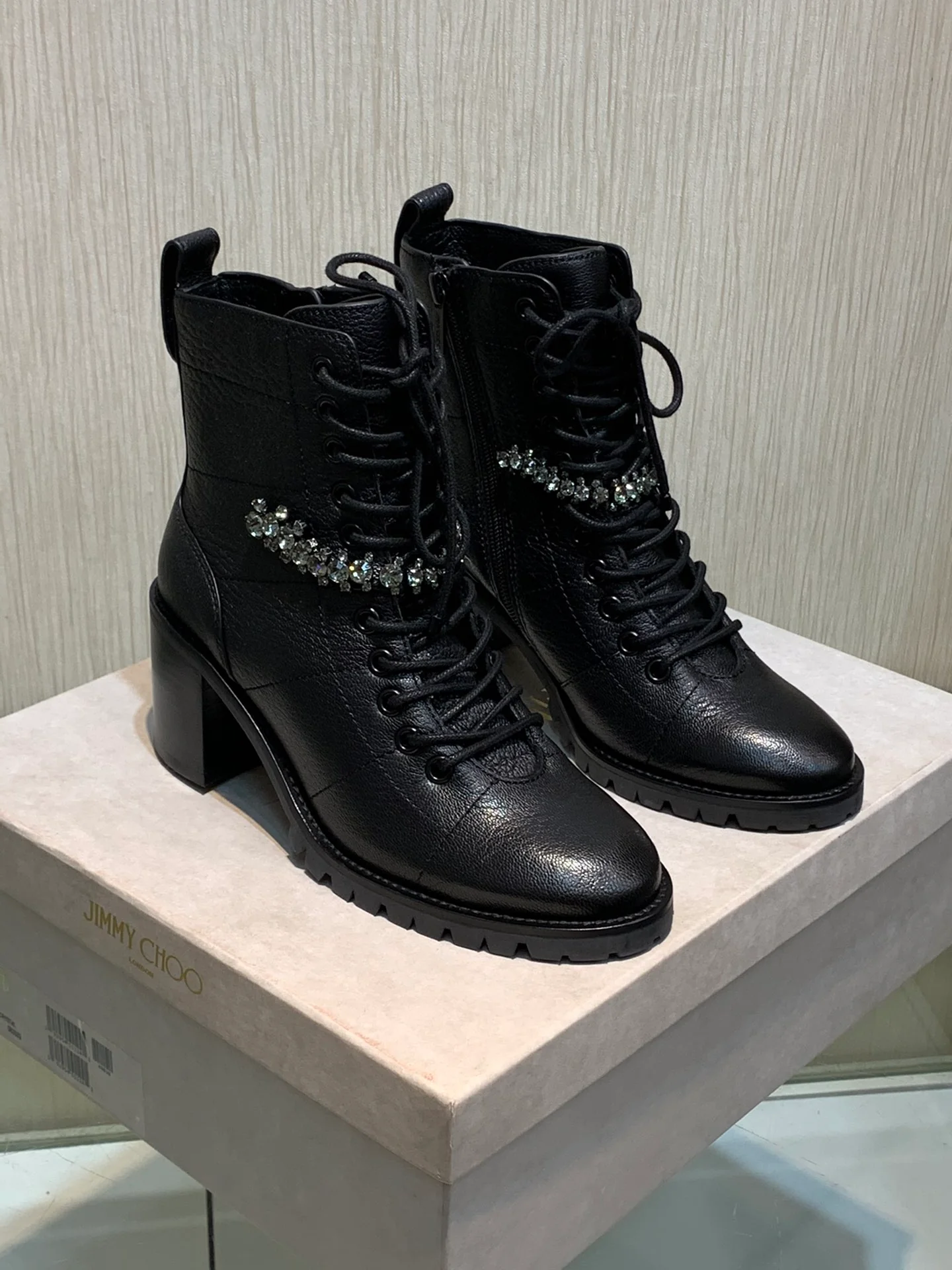 Jimmy - Новинка сезона осень/зима 2022 - Женские сапоги, украшенные стразами Swarovski - высота 6-5 см
