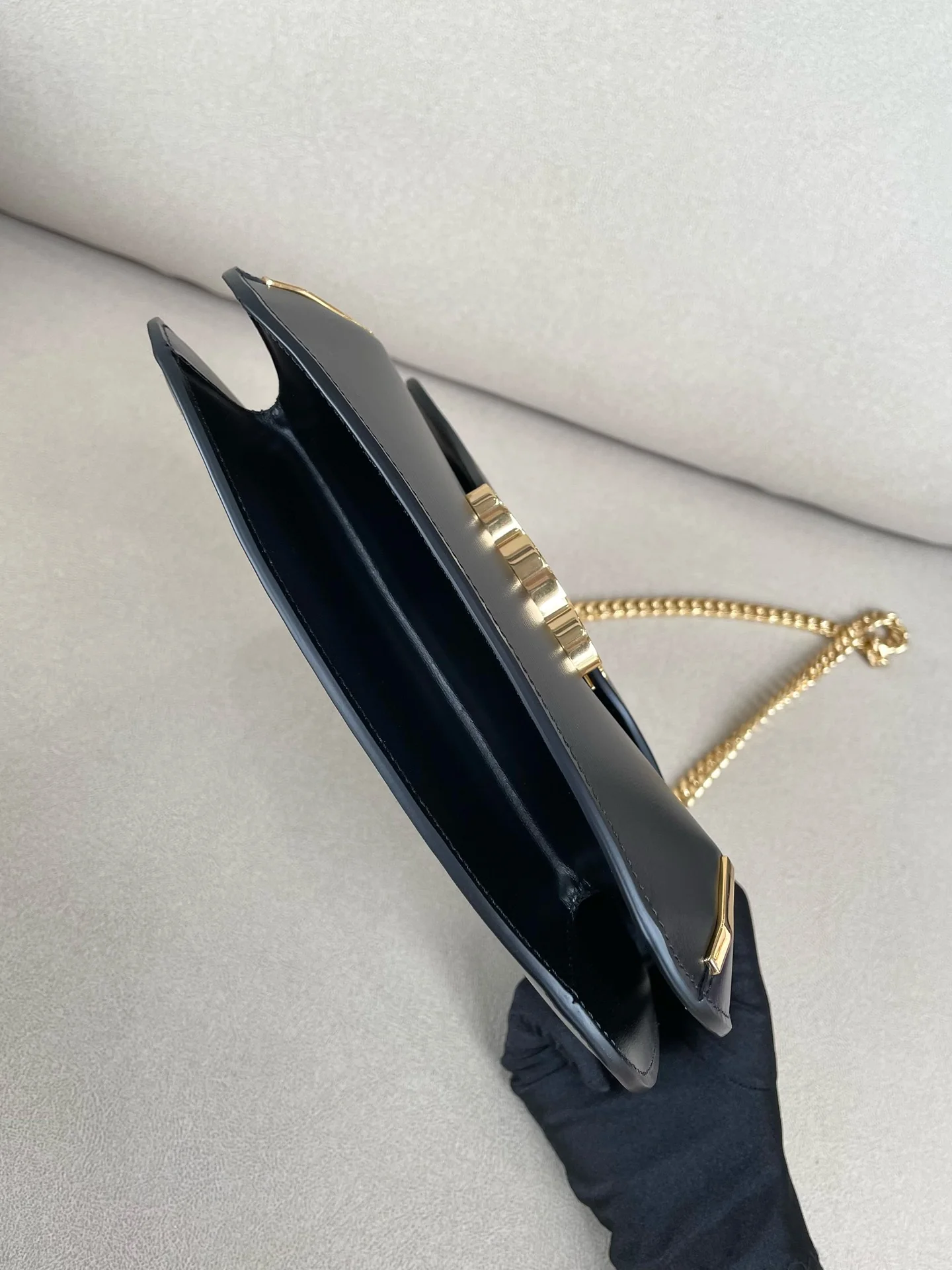 Коллекция Celine осень 2022 - Кожаная сумка Besace на цепочке - Черная