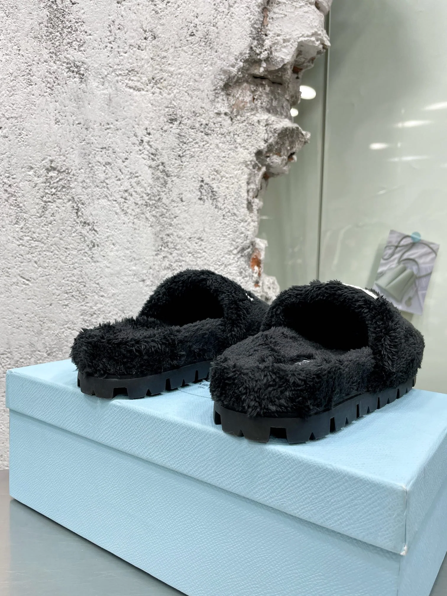 Новинки Prada осень/зима 2022 — Меховые тапочки — Стиль знаменитостей — 2