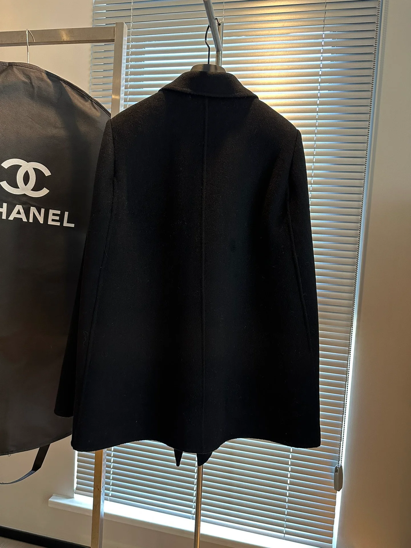 Chanel 2403 - Элегантный шерстяной костюм с высококачественной накидкой - Черный