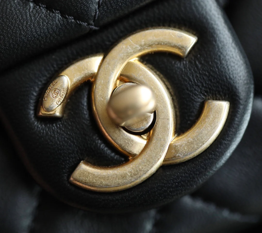 Сумка Chanel CF с клапаном и цепочкой с драгоценным камнем