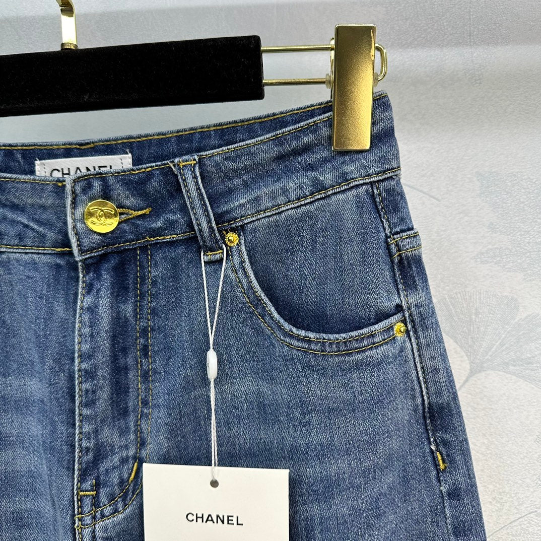 Chanel 2404 - Новая коллекция ранней весны: джинсы с высокой талией и широкими штанинами.