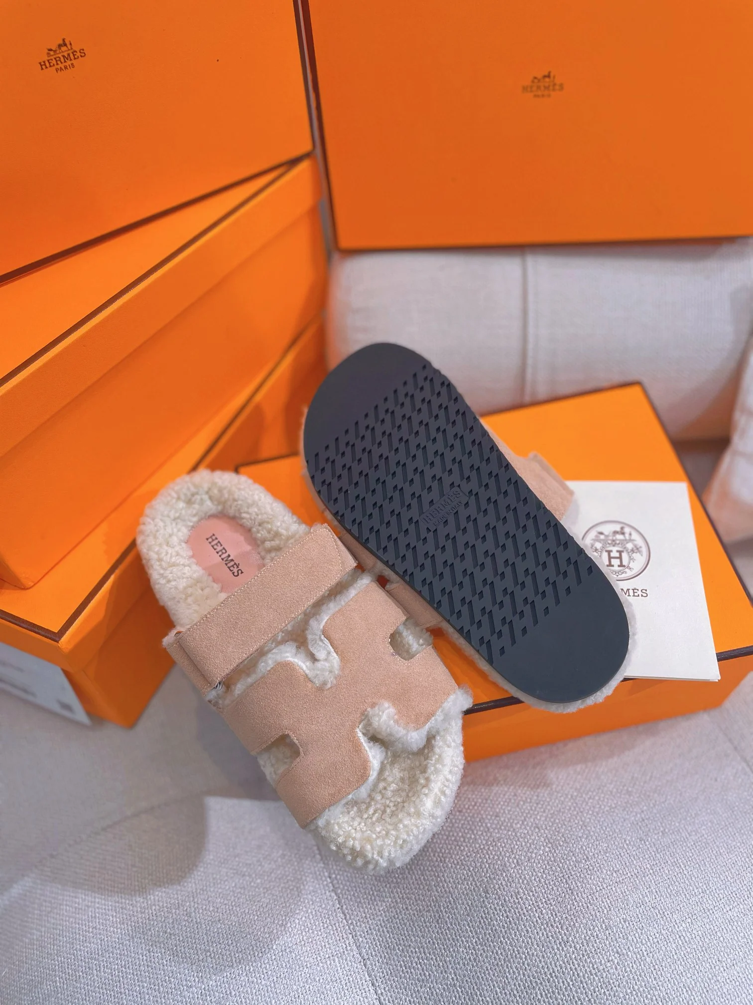 Новинка сезона осень/зима 2022 от Hermes — тапочки H из овчины и кожи с лоскутным узором — розовые.