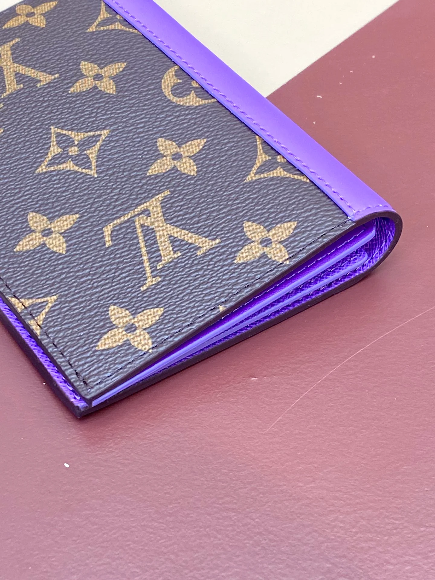 LV-m82867-Обложка для паспорта-Фиолетовая