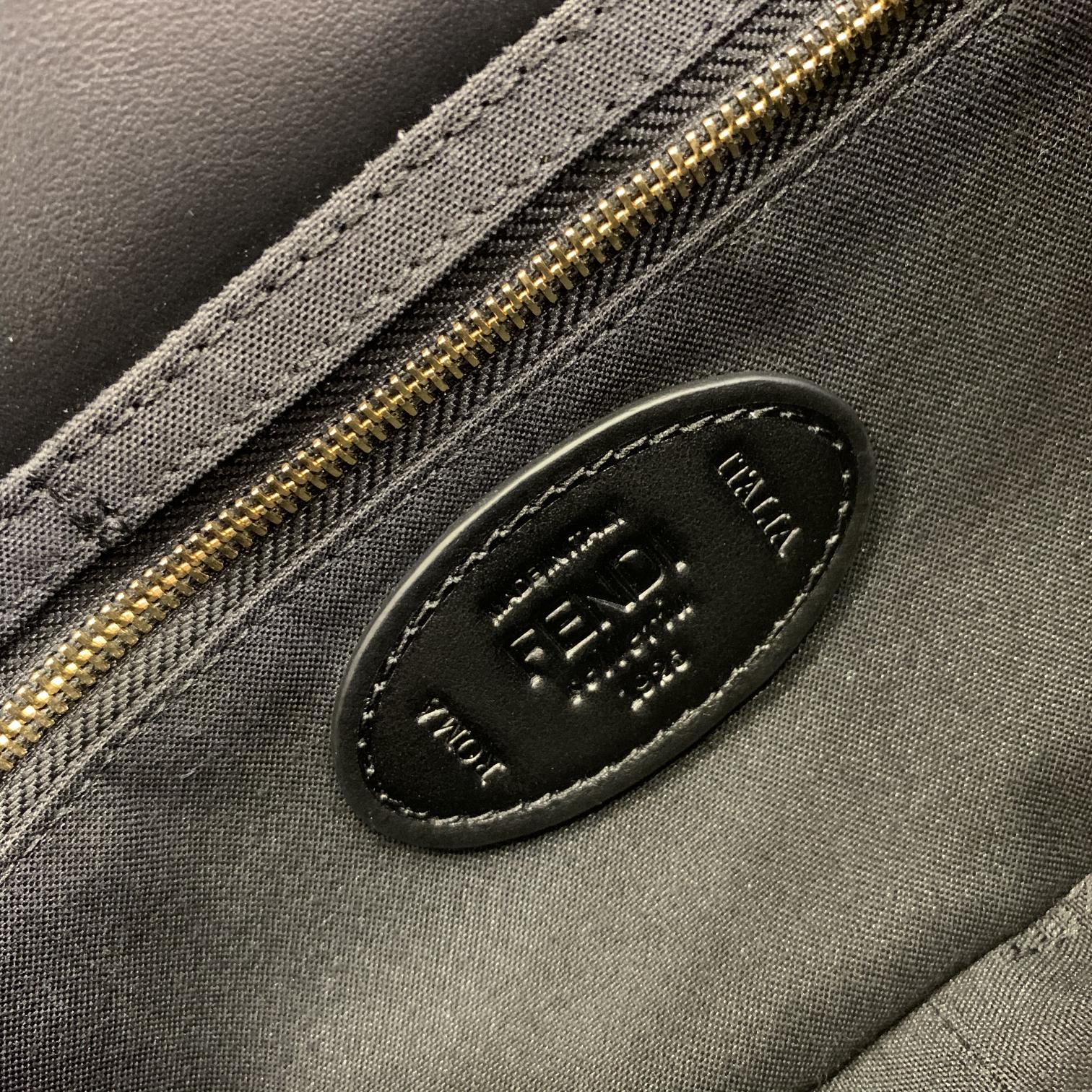 Сумка Fendi Baguette Medium из черной кожи.