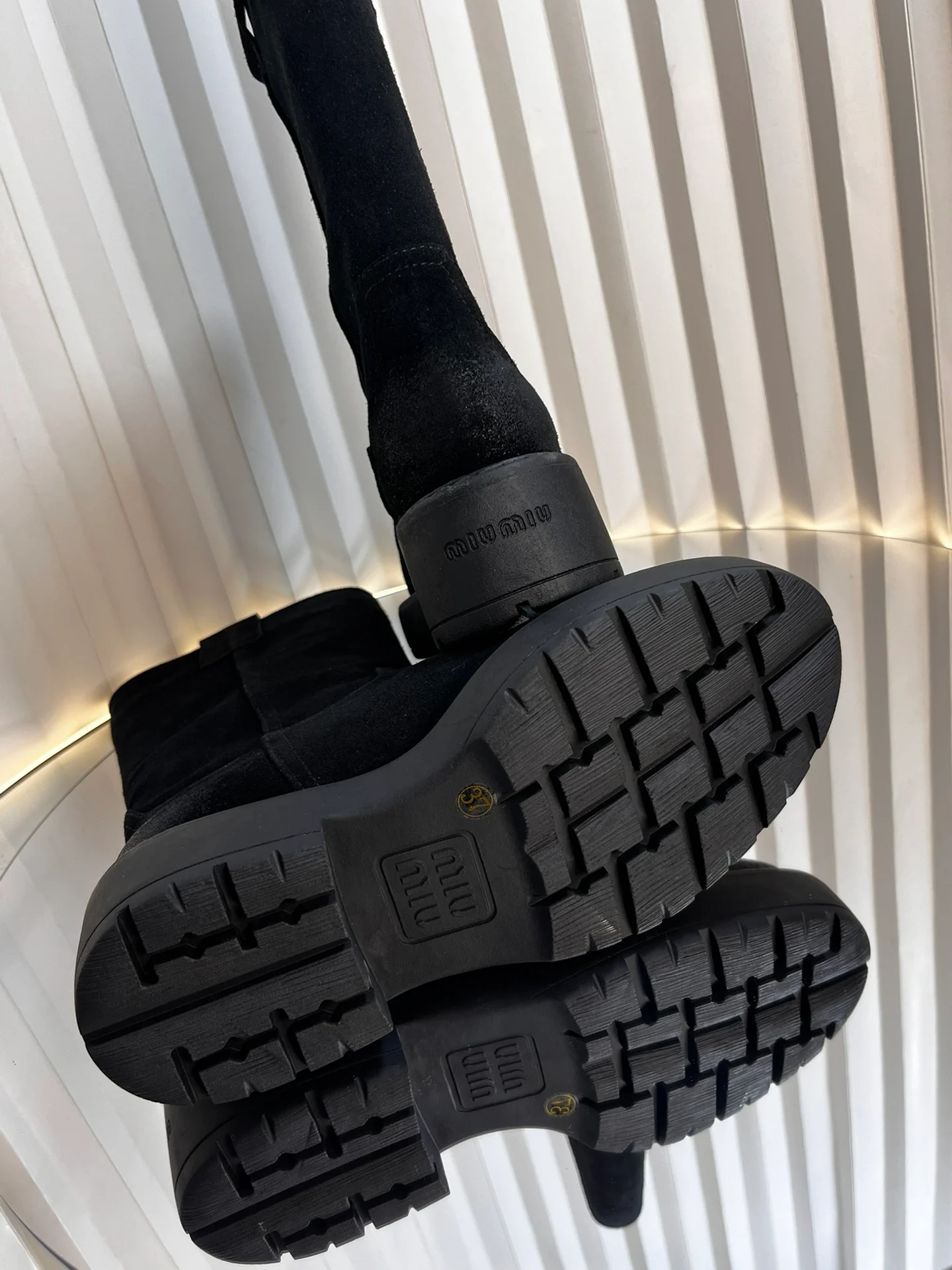 Замшевые сапоги Miu Miu 2024 — черные