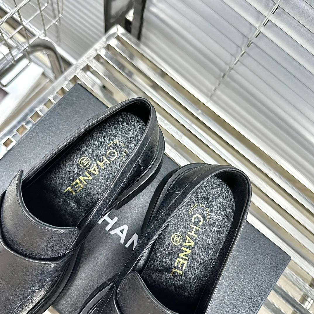 Новинка сезона осень/зима 2023 от Chanel — лоферы на платформе.