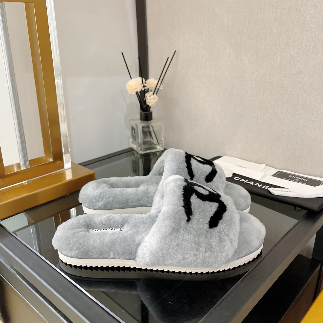 Коллекция Chanel 2022 года с подиума - Меховые тапочки - Серые