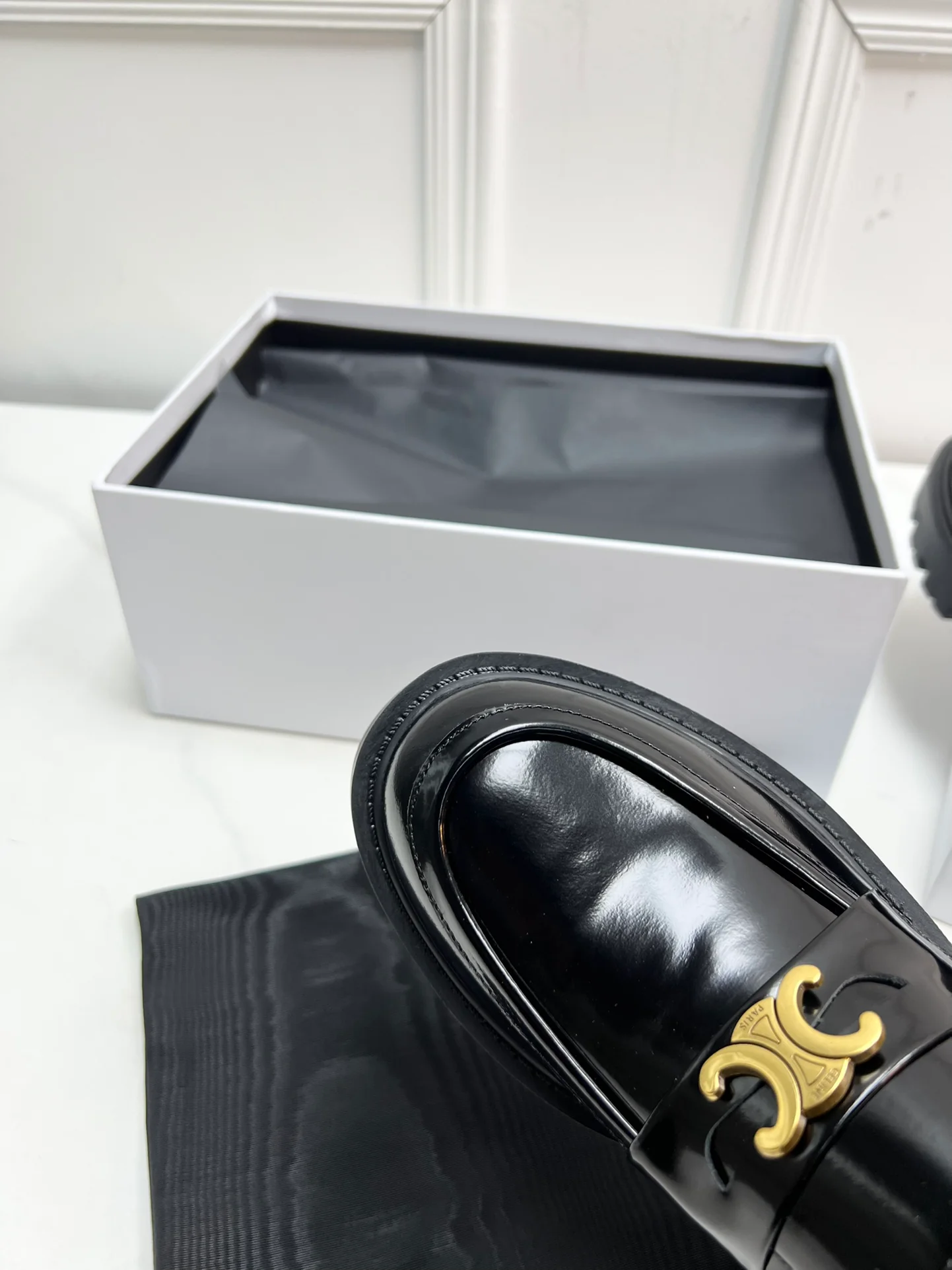 Новинка сезона весна/лето 2023 от Celine - Ретро-лоферы - Черные