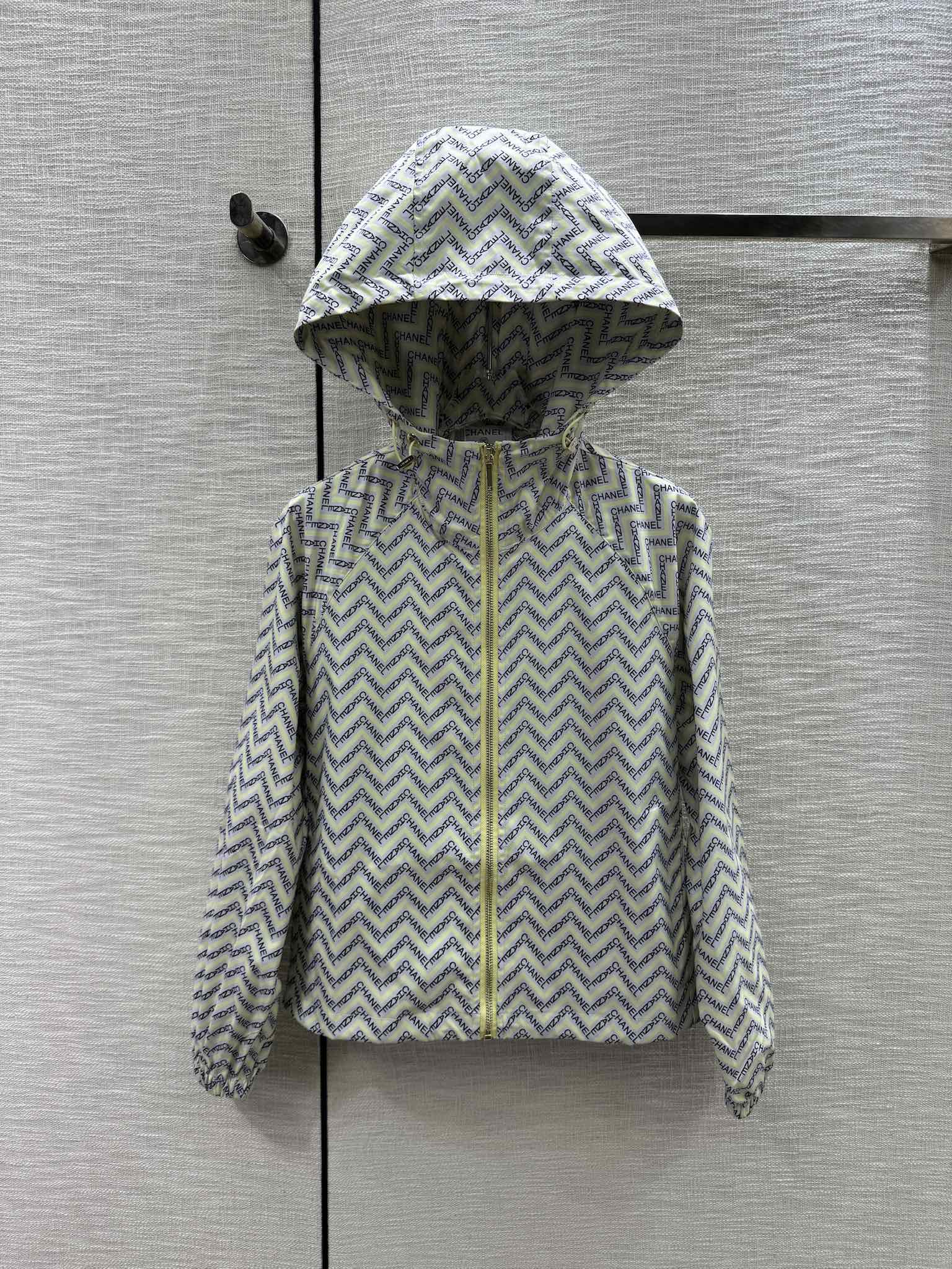 Костюм Chanel 2404 с буквенным принтом - зеленый