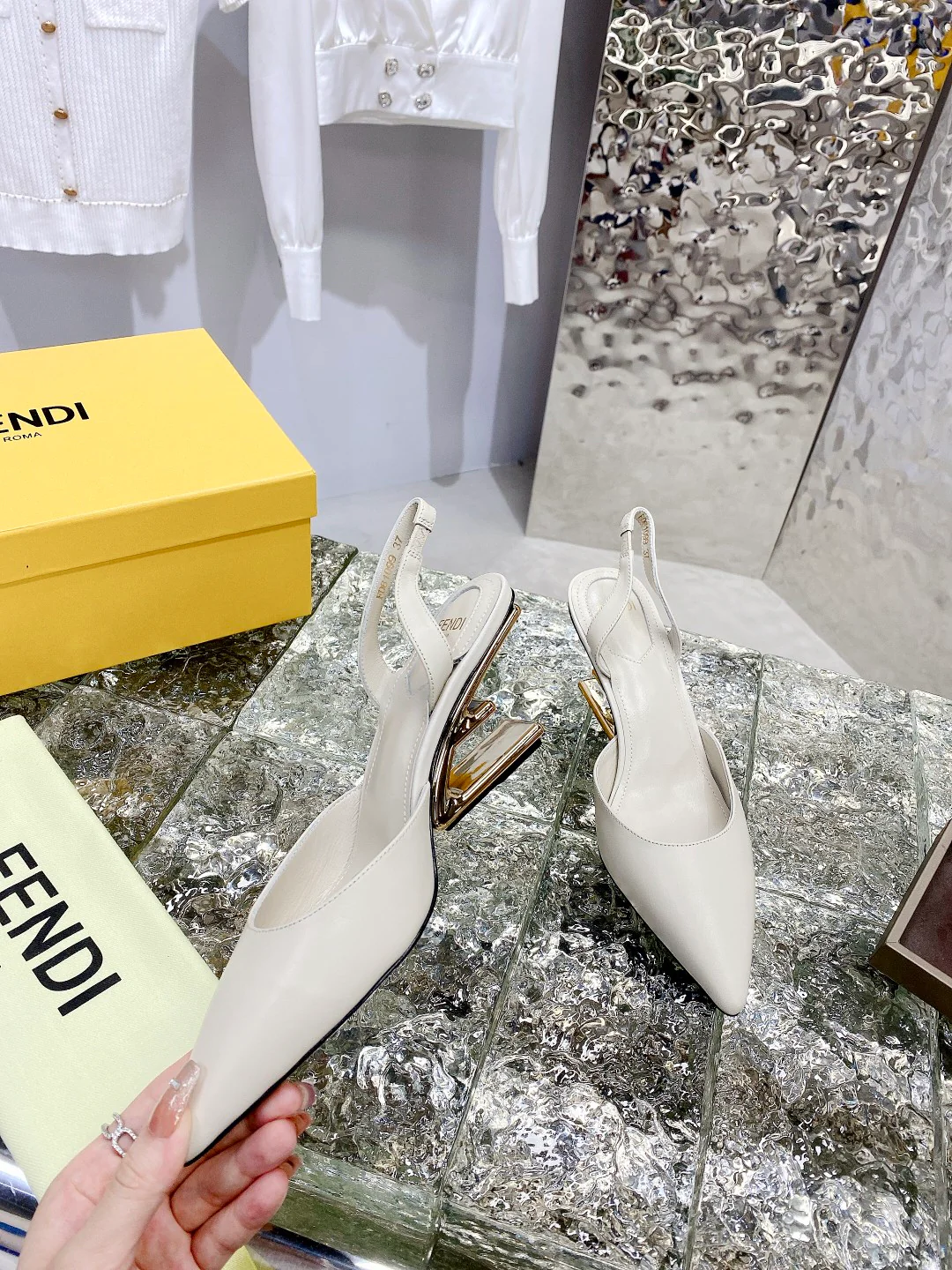 Новинка лета 2022 от Fendi - туфли на F-образном 3D-каблуке.