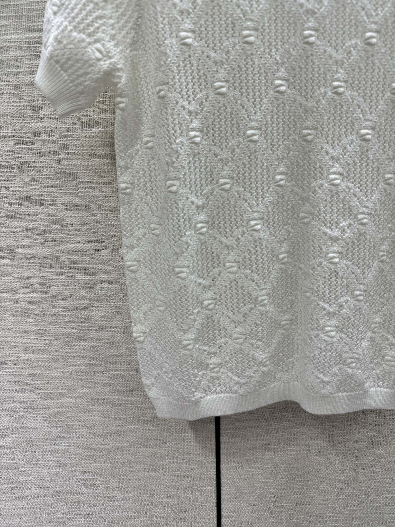 Chanel 2403 - Трикотажное платье с коротким рукавом и ромбовидным узором - Белое