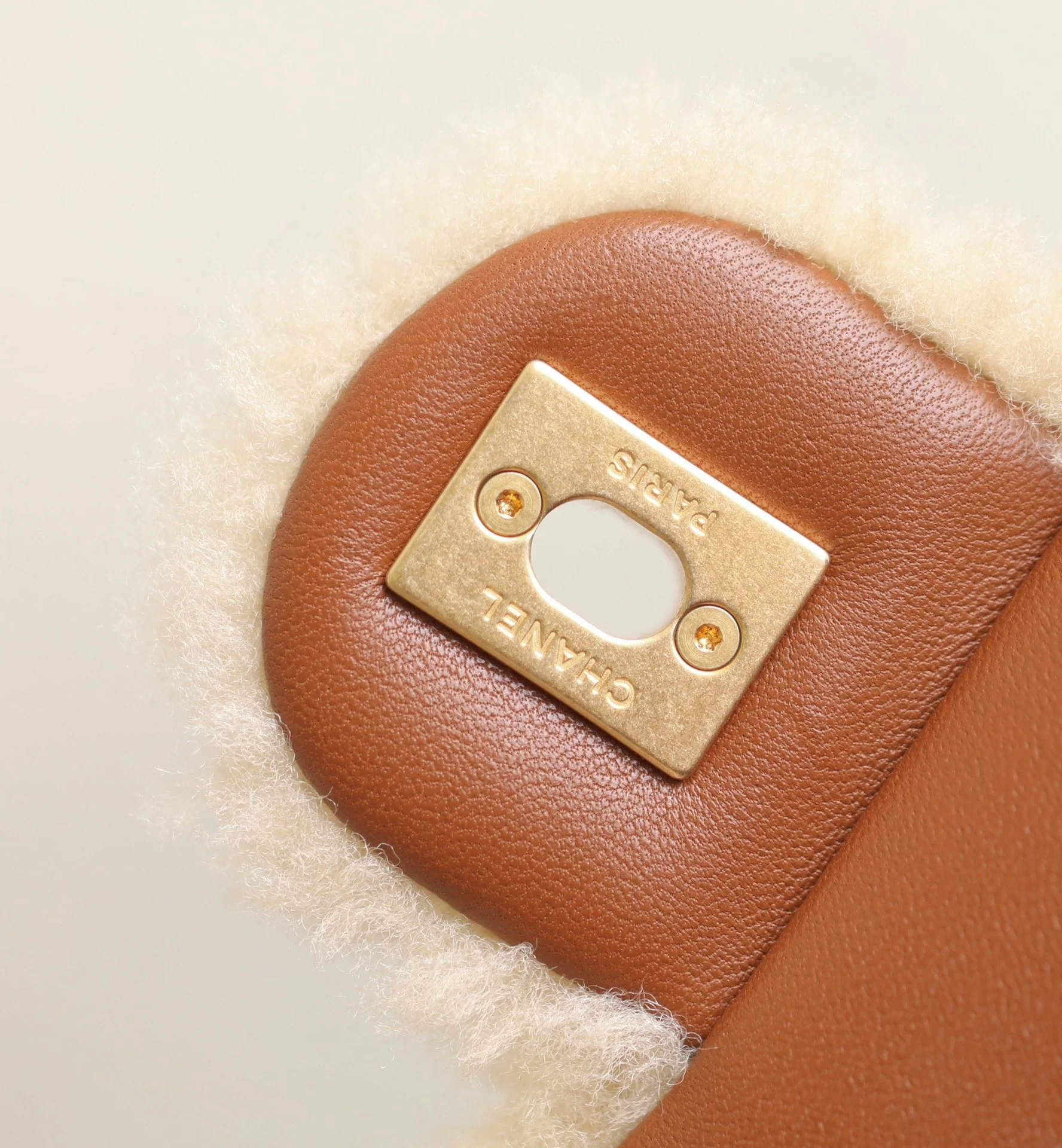 Сумка Chanel с клапаном и цепочкой в ??виде плюшевого мишки из 24-каратного золота (маленькая).