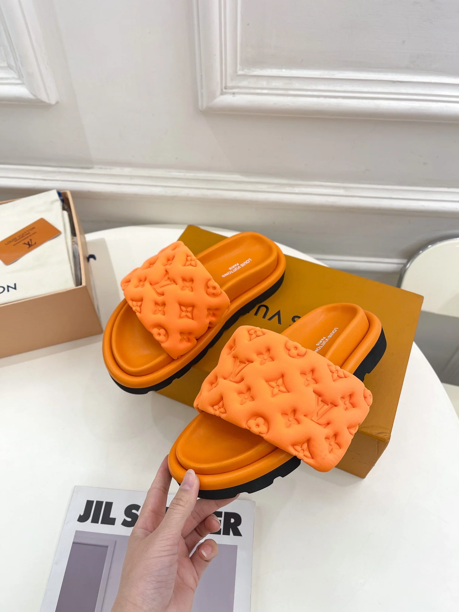 Новинка сезона весна/лето 2023 от LV - Тисненые тапочки - Оранжевые