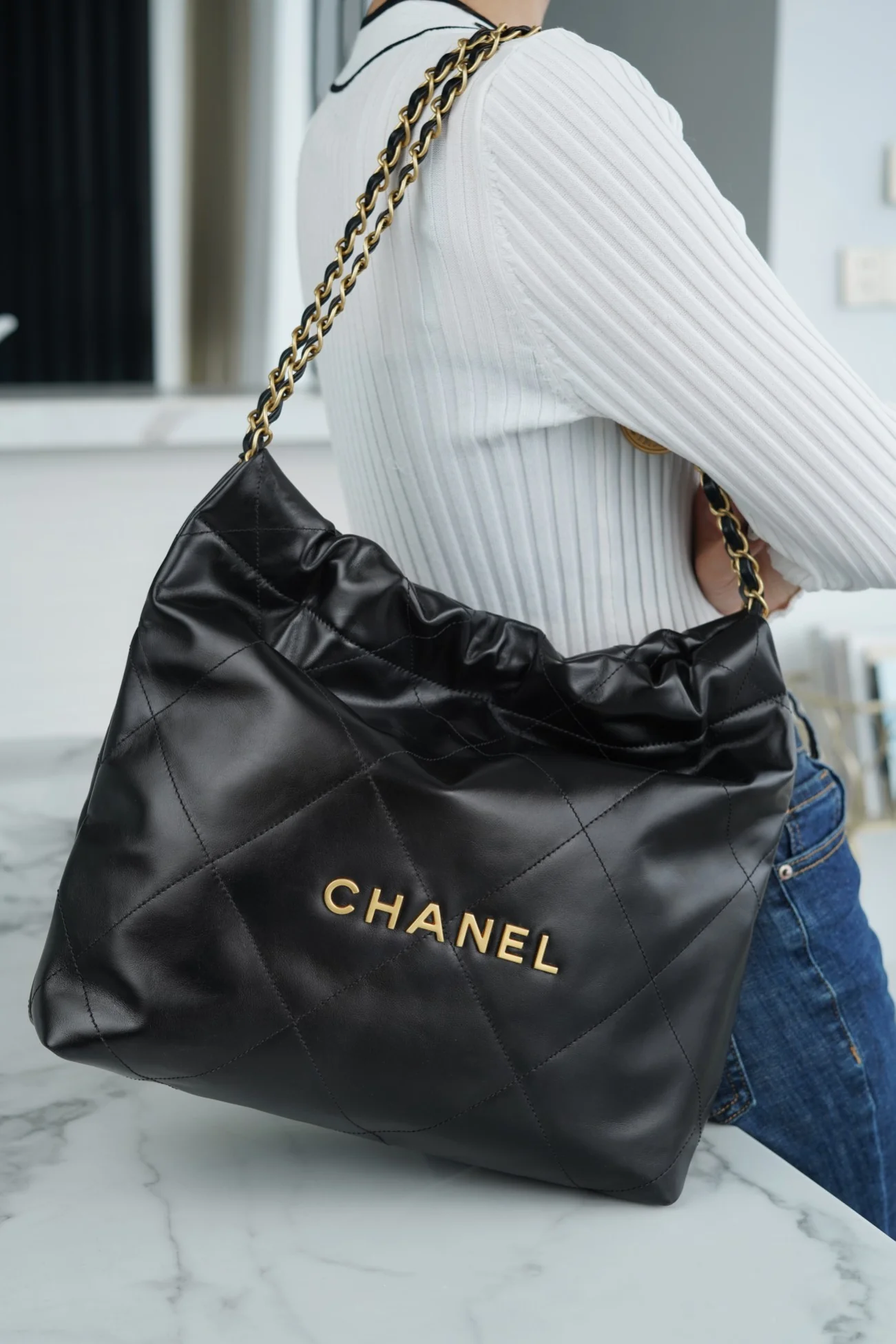 Сумка Chanel 22p 22bag, маленькая, черная, с серебряной пряжкой.